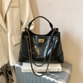 Borsa a secchiello trapuntata nera con catena dorata e chiusura a girello in stile chic - Nero