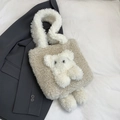Borsa tote in peluche color farina d'avena con orsetto 3D e spallacci per l'inverno - Cachi e Bianco