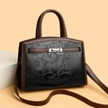 Bolso de tres usos con relieve de rosas y detalles de cuero en contraste vista 45 grados - Negro