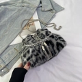 Leoparden-Fellimitat Eimertasche mit Strasskette und Schulterriemen in Grau-Schwarz - Schwarz