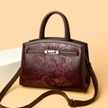 Bolso vintage burdeos con relieve floral y correas marrones en vista de 45 grados - Rojo
