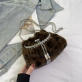 Leoparden-Beuteltasche aus Kunstpelz mit Strassgriff und silberner Gliederkette - Braun