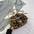 Beuteltasche mit Leopardenmuster aus Kunstpelz, Metallkette und Strass-Kordelzug - Khaki