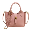 Sac seau en cuir grainé rose avec poignée supérieure et breloque chien mignonne - Rose