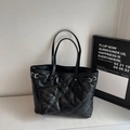 Borsa tote nera trapuntata con ricami floreali e mini portamonete coordinato incluso - Tote Grande + Pochette Coordinata / Nero