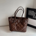 Set borsa tote trapuntata in ecopelle marrone caffè con motivi floreali a rilievo - Tote Grande + Pochette Coordinata / Marrone
