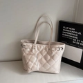 Elegante borsa tote trapuntata color crema con goffratura floreale e mini astuccio - Tote Grande + Pochette Coordinata / Rosa Chiaro