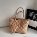 Borsa tote trapuntata beige con motivi floreali e astuccio abbinato per il pendolare - Tote Grande + Pochette Coordinata / Cachi