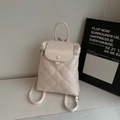Schicker gesteppter beiger Mini-Rucksack mit Blumenstickerei und Riemen - Hellrosa