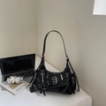 Borsa a tracolla stile biker in pelle verniciata nera con fibbie e hardware argento - Nero