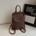 Dunkelbrauner Rucksack mit Rautensteppung aus Leder und praktischem Tragegriff - Kaffeebraun
