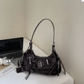 Borsa a tracolla bordeaux scuro in pelle stropicciata con borchie e fibbie argentate - Marrone