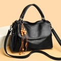 Borsa a mano in pelle litchi nera con nappa di perline di legno e tracolla regolabile - Taglia unica / Nero