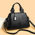 Borsa Boston nera motivo litchi con borchie argentate e tracolla regolabile - Nero
