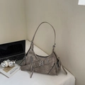Borsa a tracolla punk Y2K vintage in ecopelle grigio scuro con zip e fibbie metalliche - Beige