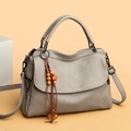 Borsa a mano grigia in pelle martellata con nappa in legno e tracolla sottile - Taglia unica / Grigio
