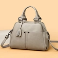 Elegante borsa Boston beige in pelle a grana litchi con doppi manici e tracolla - Grigio