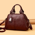 Borsa Boston bordeaux in pelle a grana litchi con borchie dorate e tracolla staccabile - Borgogna