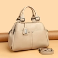 Borsa Boston beige con trama litchi, doppi manici e tracolla regolabile - Albicocca