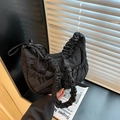 Borsa a mezzaluna trapuntata nera con tracolla a pieghe e fiocco decorativo morbido - Nero