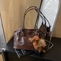 Bolso de hombro en cuero encerado marrón oscuro con colgante de camello y placa corazón - Café con Colgante