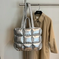 Bolso tote acolchado de plumón en plata metálica con asas dobles para otoño - Plateado