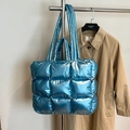 Bolso tote acolchado azul metálico con asas anchas y diseño de plumón suave - Azul