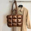 Bolso tote acolchado de algodón en color bronce metalizado con diseño de cuadros - Marrón