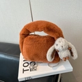 Plüschtasche in Karamellbraun mit Perlenkette und niedlichem Hasen-Anhänger - Orange