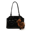 Borsa sottobraccio chic in pelle cerata nera lucida con ciondolo alpaca e tracolle - Con Ciondolo / Nero