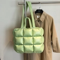Bolso tote de algodón acolchado en verde claro metalizado con textura suave - Verde
