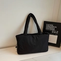 Bolso tote negro acolchado de nailon ligero con detalles de cordón y correas suaves - Negro
