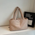 Bolso tote de nailon acolchado en color beige con correas acolchadas y cordón lateral - Caqui
