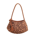 Borsa tote leopardata in pelle scamosciata con manici in pelle marrone su sfondo bianco - Leopardo Marrone