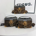 Leoparden-Umhängetasche mit goldenem Löwenkopf-Verschluss und breitem Stoffriemen - Einheitsgröße / Khaki