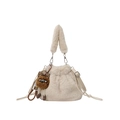 Schicke beige Webpelz-Beuteltasche mit Plüsch-Anhänger und Lederriemen - Mit Anhänger / Cremeweiß