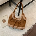 Borsa tote in camoscio marrone con bordo in pile e dettaglio fiocco sottile - Marrone