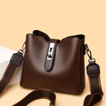 Dunkelbraune Eimer-Tasche aus Lychee-Leder mit breitem Streifenriemen und Schloss - Dunkelbraun