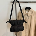 Borsa a nuvola plissettata nera minimalista in nylon con dettagli di nodi eleganti - Nero