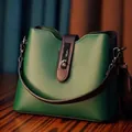 Sac seau vert foncé haut de gamme avec texture cuir et poignée marron en vue variante - Vert Foncé
