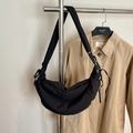 Borsa a mezzaluna plissettata in nylon nero con tracolla ampia regolabile minimal - Nero