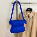 Borsa a nuvola imbottita blu reale con dettaglio nodo grande sulla tracolla - Blu