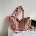 Borsa tote rosa multitasche con laptop e accessori in un ambiente di vita quotidiana - Rosa