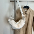 Elegante borsa a mezzaluna bianca plissettata con tracolla regolabile in esposizione - Bianco Sporco