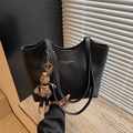 Grand sac cabas noir en cuir avec logo doré et un pendentif lapin mignon attaché - Avec Pendentif / Noir