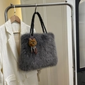 Borsa tote grigia in pelliccia sintetica con manici intrecciati neri e ciondolo a gatto - Con Ciondolo / Grigio