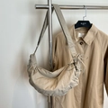 Borsa a gnocco kaki minimalista con trama a pieghe e tracolla regolabile in stile casual - Cachi
