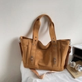 Dettaglio della grande borsa tote in tela marrone con tasche multiple e anelli argento - Marrone Giallastro