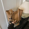 Sac fourre-tout en cuir marron avec charm lapin et lettrage doré de mode chic - Avec Pendentif / Marron