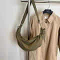Borsa a mezzaluna minimalista verde oliva in nylon pieghettato con cordoncino - Verde Militare